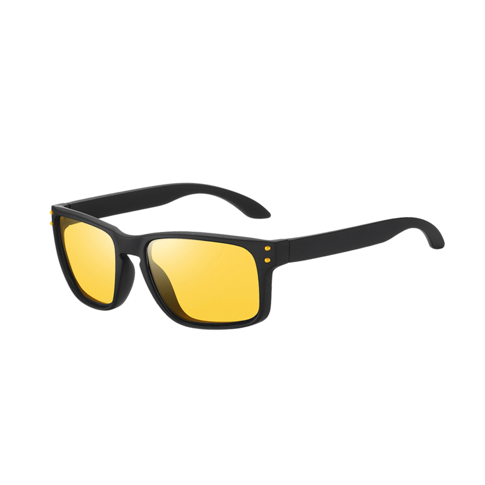 Óculos de sol Hoddie modelo dia a dia em ângulo lateral na cor amarelo, disponível em: ethosloja.com.br