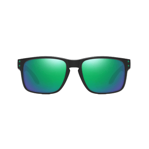 Óculos de sol Hoddie modelo dia a dia em ângulo frontal na cor verde, disponível em: ethosloja.com.br