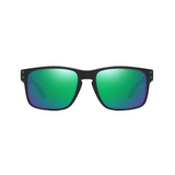 Óculos de sol Hoddie modelo dia a dia em ângulo frontal na cor verde, disponível em: ethosloja.com.br