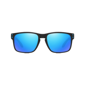 Óculos de sol Hoddie modelo dia a dia em ângulo frontal na cor azul, disponível em: ethosloja.com.br