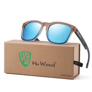 Óculos de sol Hu Wood modelo dia a dia em ângulo diagonal em cima da embalagem na cor azul, disponível em: ethosloja.com.br