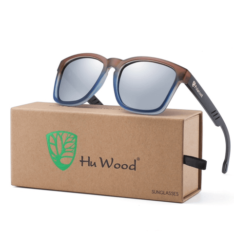 Óculos de sol Hu Wood modelo dia a dia em ângulo diagonal em cima da embalagem na cor prata, disponível em: ethosloja.com.br