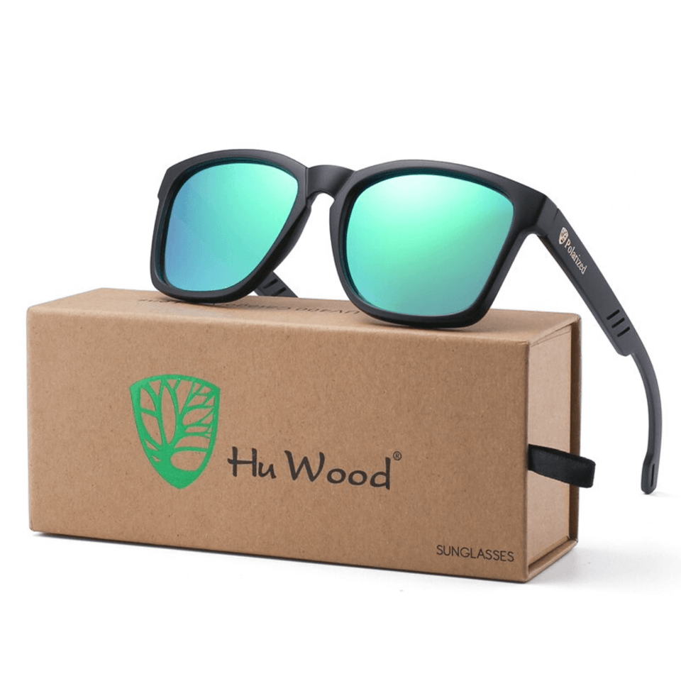 Óculos de sol Hu Wood modelo dia a dia em ângulo diagonal em cima da embalagem na cor verde, disponível em: ethosloja.com.br