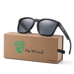 Óculos de sol Hu Wood modelo dia a dia em ângulo diagonal em cima da embalagem na cor preto, disponível em: ethosloja.com.br