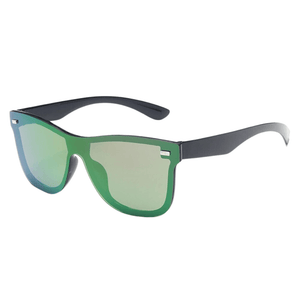 Óculos de sol Kirts modelo dia a dia em ângulo lateral na cor preto com verde, disponível em: ethosloja.com.br