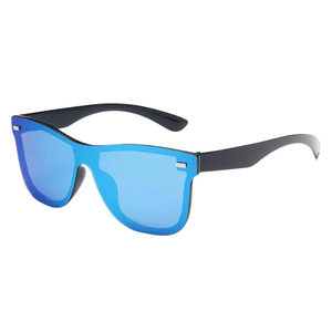 Óculos de sol Kirts modelo dia a dia em ângulo lateral na cor preto com azul, disponível em: ethosloja.com.br