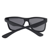 Óculos de sol Kirts modelo dia a dia em ângulo traseiro na cor preto, disponível em: ethosloja.com.br