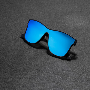 Óculos de sol Lifestyle modelo dia a dia em ângulo diagonal com as hastes fechadas na cor azul e preto, disponível em: ethosloja.com.br
