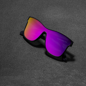 Óculos de sol Lifestyle modelo dia a dia em ângulo diagonal com as hastes fechadas na cor roxo e preto, disponível em: ethosloja.com.br