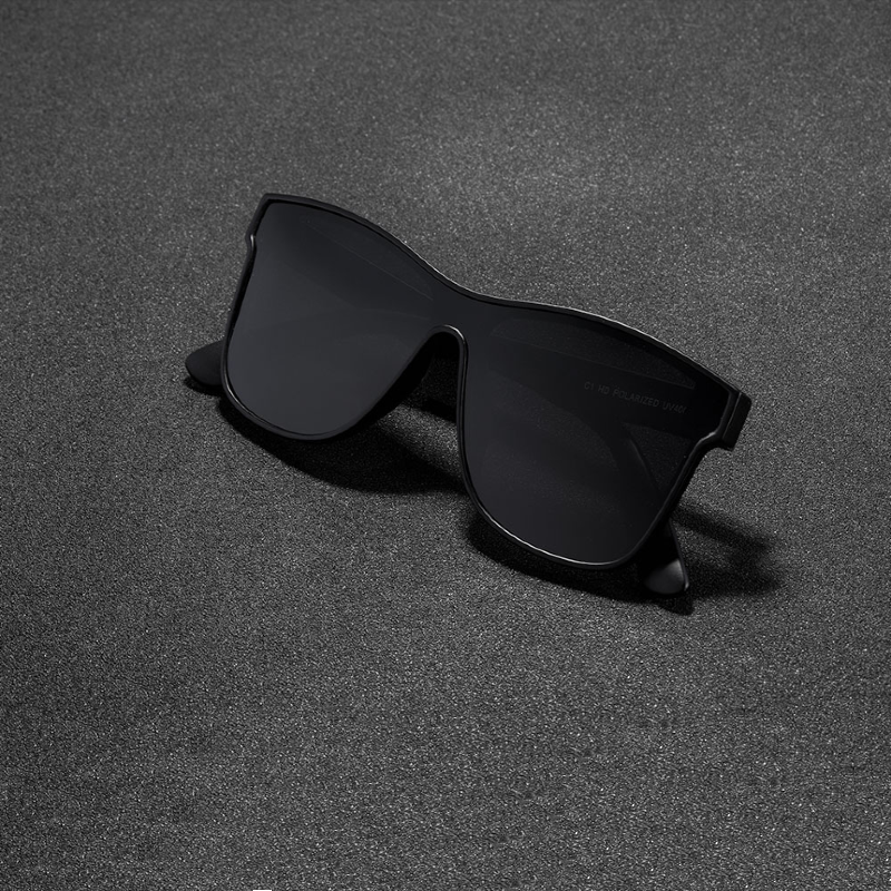 Óculos de sol Lifestyle modelo dia a dia em ângulo diagonal com as hastes fechadas na cor preto, disponível em: ethosloja.com.br