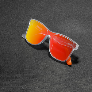 Óculos de sol Lifestyle modelo dia a dia em ângulo diagonal com as hastes fechadas na cor laranja e transparente, disponível em: ethosloja.com.br