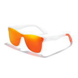 Óculos de sol Lifestyle modelo dia a dia em ângulo lateral na cor transparente com lente laranja, disponível em: ethosloja.com.br
