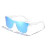 Óculos de sol Lifestyle modelo dia a dia em ângulo lateral na cor transparente com lente azul, disponível em: ethosloja.com.br