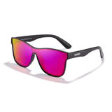 Óculos de sol Lifestyle modelo dia a dia em ângulo lateral na cor preto com lente rosa, disponível em: ethosloja.com.br