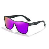 Óculos de sol Lifestyle modelo dia a dia em ângulo lateral na cor preto com lente roxa, disponível em: ethosloja.com.br