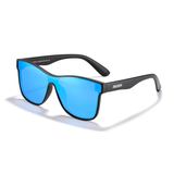 Óculos de sol Lifestyle modelo dia a dia em ângulo lateral na cor preto com lente azul, disponível em: ethosloja.com.br