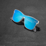 Óculos de sol Lifestyle modelo dia a dia em ângulo diagonal com as hastes fechadas na cor azul e transparente, disponível em: ethosloja.com.br
