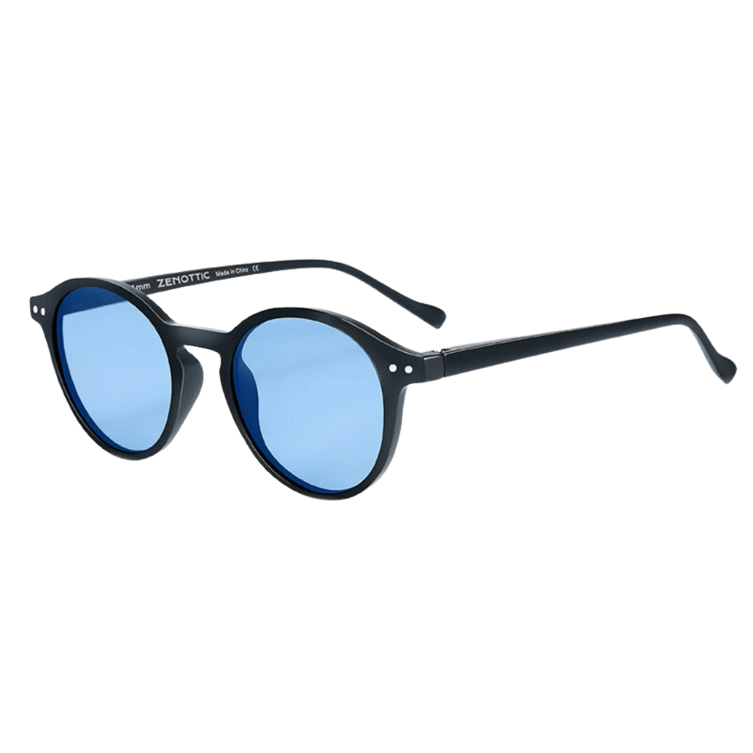 Óculos de sol Lincoln modelo dia a dia em ângulo lateral na cor preto com lente azul, disponível em: ethosloja.com.br