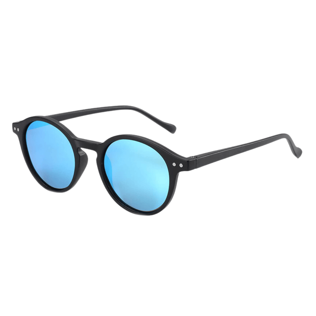 Óculos de sol Lincoln modelo dia a dia em ângulo lateral na cor preto com lente azul espelhada, disponível em: ethosloja.com.br