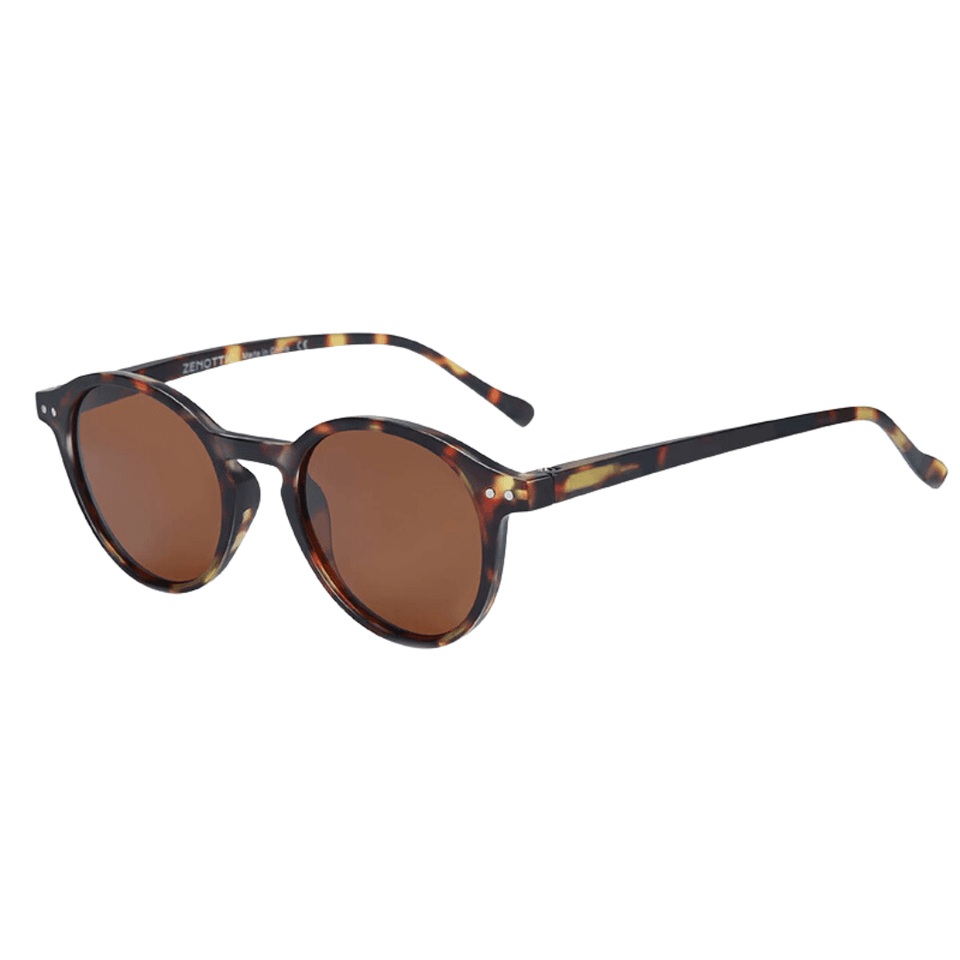 Óculos de sol Moore modelo dia a dia em ângulo lateral na cor leopardo marrom, disponível em: ethosloja.com.br