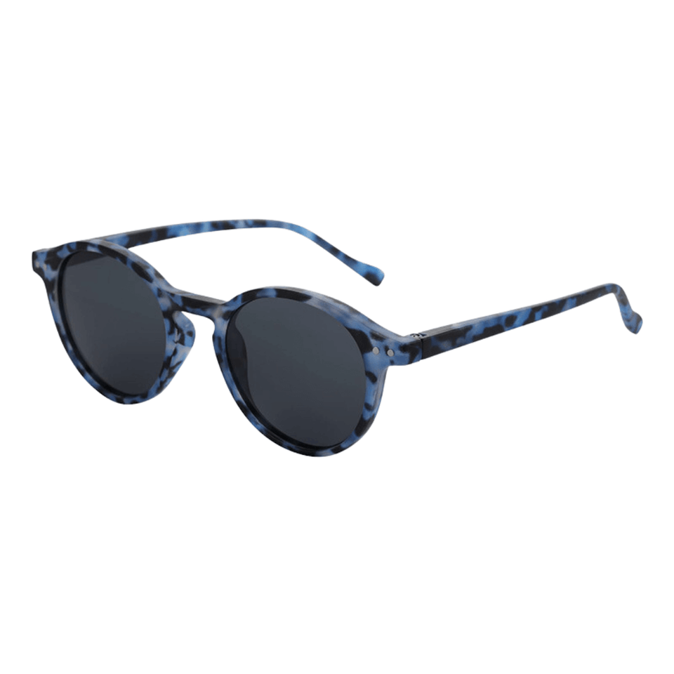 Óculos de sol Moore modelo dia a dia em ângulo lateral na cor leopardo azul, disponível em: ethosloja.com.br