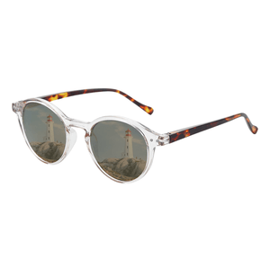 Óculos de sol Moore modelo dia a dia em ângulo lateral na cor transparente com detalhe em leopardo, disponível em: ethosloja.com.br