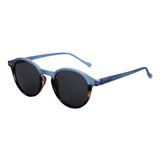 Óculos de sol Moore modelo dia a dia em ângulo lateral na cor azul com detalhe em leopardo, disponível em: ethosloja.com.br