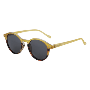Óculos de sol Moore modelo dia a dia em ângulo lateral na cor amarelo com detalhe em leopardo, disponível em: ethosloja.com.br