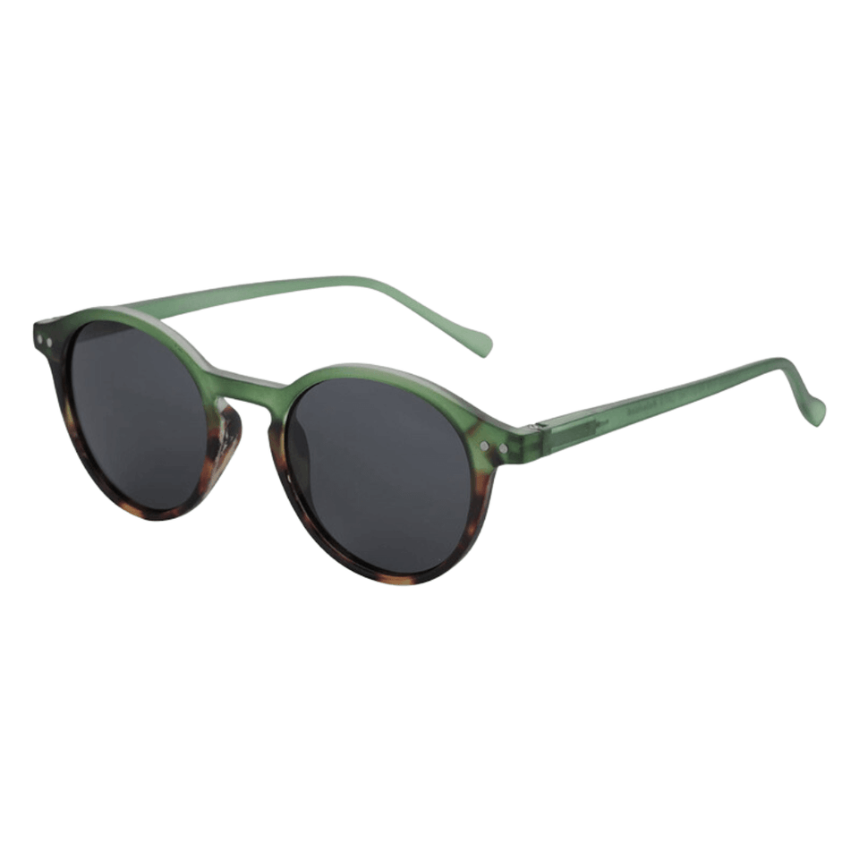 Óculos de sol Moore modelo dia a dia em ângulo lateral na cor verde com detalhe em leopardo, disponível em: ethosloja.com.br