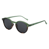 Óculos de sol Moore modelo dia a dia em ângulo lateral na cor verde com detalhe em leopardo, disponível em: ethosloja.com.br