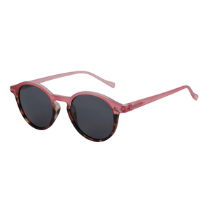 Óculos de sol Moore modelo dia a dia em ângulo lateral na cor vermelho com detalhe em leopardo, disponível em: ethosloja.com.br