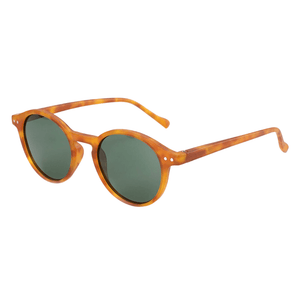Óculos de sol Moore modelo dia a dia em ângulo lateral na cor leopardo laranja, disponível em: ethosloja.com.br