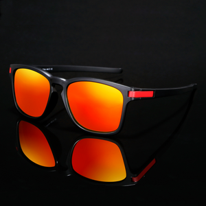Óculos de sol Oasis modelo dia a dia em ângulo lateral na cor preto com vermelho, imagem espelhada com fundo preto, disponível em: ethosloja.com.br