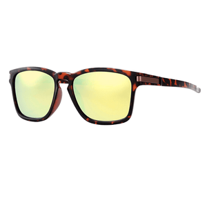 Óculos de sol Oasis modelo dia a dia em ângulo lateral na cor leopardo, disponível em: ethosloja.com.br
