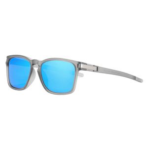 Óculos de sol Oasis modelo dia a dia em ângulo lateral na cor grafite com lente azul, disponível em: ethosloja.com.br
