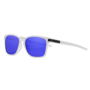 Óculos de sol Oasis modelo dia a dia em ângulo lateral na cor branco com lente azul, disponível em: ethosloja.com.br