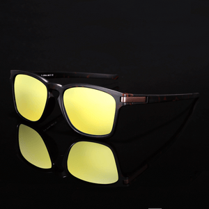 Óculos de sol Oasis modelo dia a dia em ângulo lateral na cor leopardo, imagem espelhada com fundo preto, disponível em: ethosloja.com.br