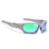 Óculos de sol Pro modelo esportivo em ângulo lateral na cor cinza com lente verde, disponível em: ethosloja.com.br