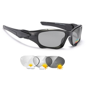 Óculos de sol Pro modelo esportivo em ângulo lateral na cor preto com lente fotocromática, disponível em: ethosloja.com.br