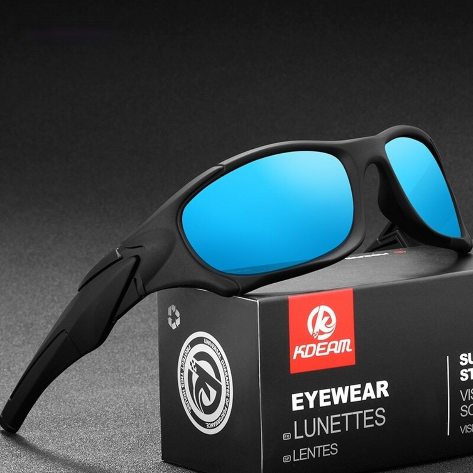Óculos de sol Pro modelo esportivo em ângulo diagonal para cima em cima de uma embalagem na cor preto com lente azul claro  disponível em: ethosloja.com.br