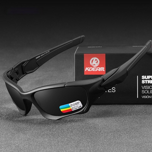 Óculos de sol Pro modelo esportivo em ângulo diagonal para baixo com as hastes apoiadas na embalagem na cor preto com lente preta, disponível em: ethosloja.com.br