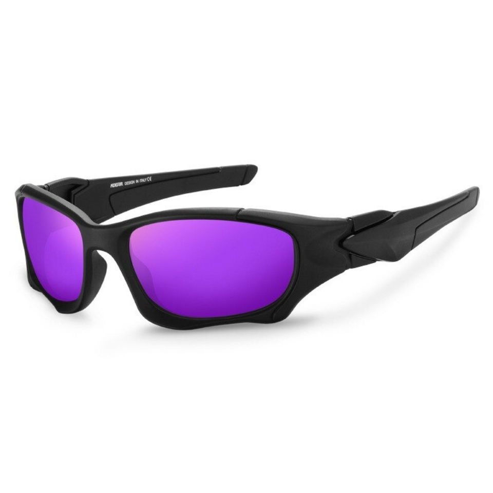 Óculos de sol Pro modelo esportivo em ângulo lateral na cor preto com lente roxa, disponível em: ethosloja.com.br