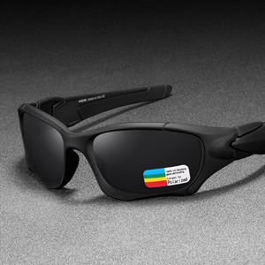 Óculos de sol Pro modelo esportivo em ângulo lateral apoiado em uma superfície cinza na cor preto com lente preta, disponível em: ethosloja.com.br