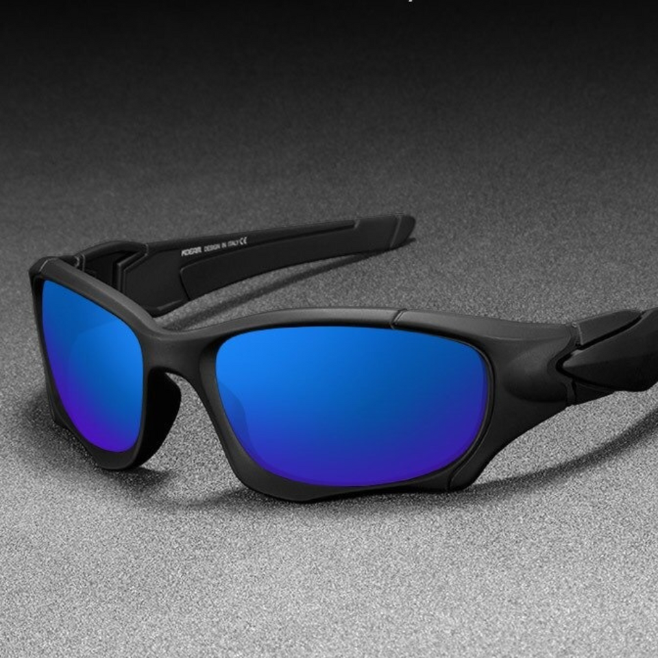 Óculos de sol Pro modelo esportivo em ângulo lateral apoiado em uma superfície cinza na cor preto com lente azul escuro, disponível em: ethosloja.com.br