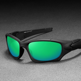 Óculos de sol Pro modelo esportivo em ângulo lateral apoiado em uma superfície cinza na cor preto com lente verde, disponível em: ethosloja.com.br