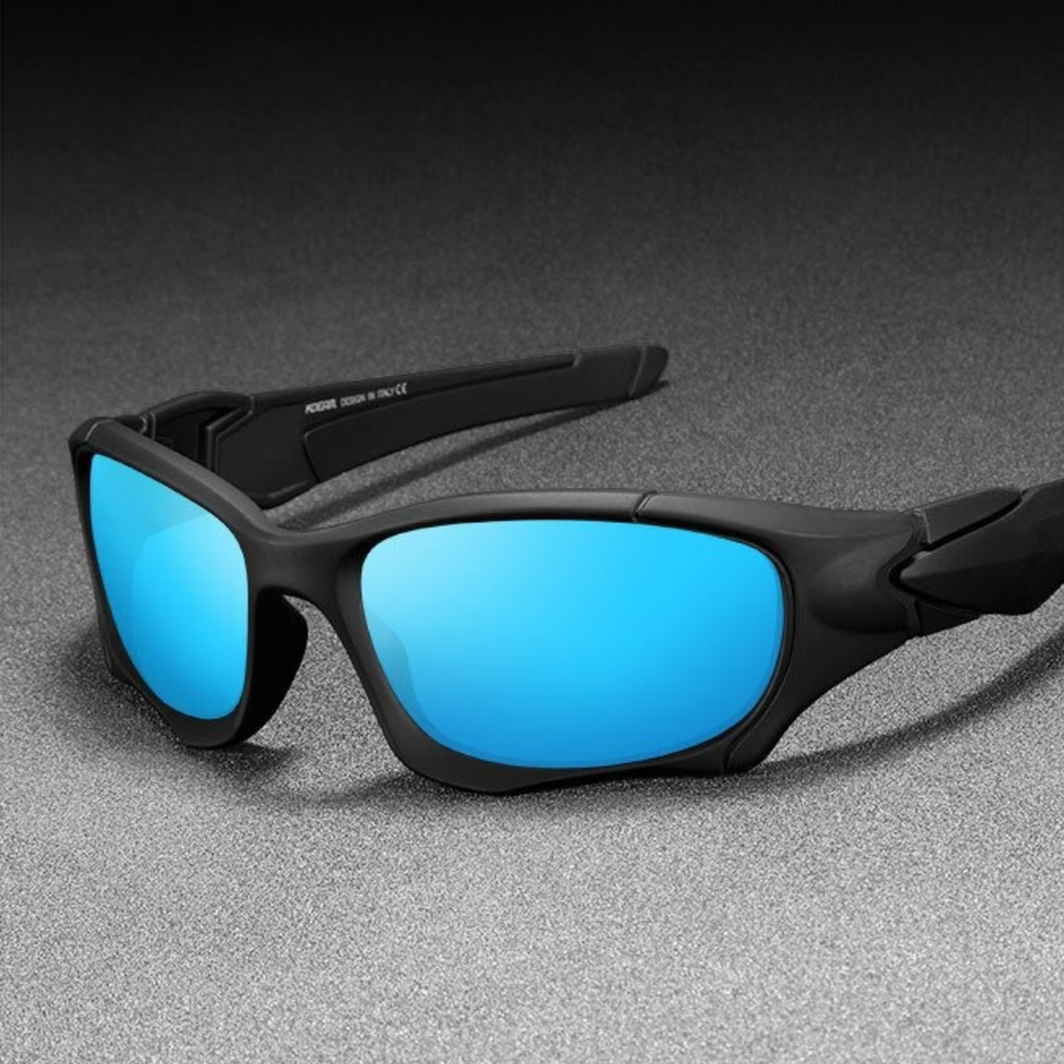 Óculos de sol Pro modelo esportivo em ângulo lateral apoiado em uma superfície cinza na cor preto com lente azul claro, disponível em: ethosloja.com.br