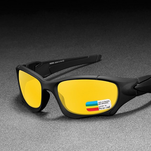 Óculos de sol Pro modelo esportivo em ângulo lateral apoiado em uma superfície cinza na cor preto com lente amarela, disponível em: ethosloja.com.br