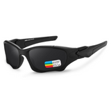 Óculos de sol Pro modelo esportivo em ângulo lateral na cor preto com lente preta, disponível em: ethosloja.com.br