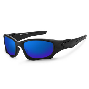 Óculos de sol Pro modelo esportivo em ângulo lateral na cor preto com lente azul escuro, disponível em: ethosloja.com.br
