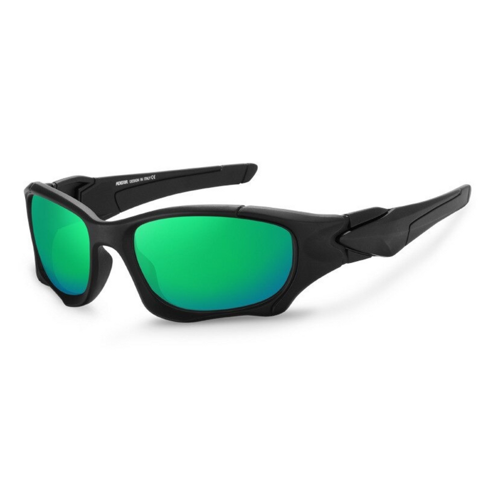 Óculos de sol Pro modelo esportivo em ângulo lateral na cor preto com lente verde, disponível em: ethosloja.com.br